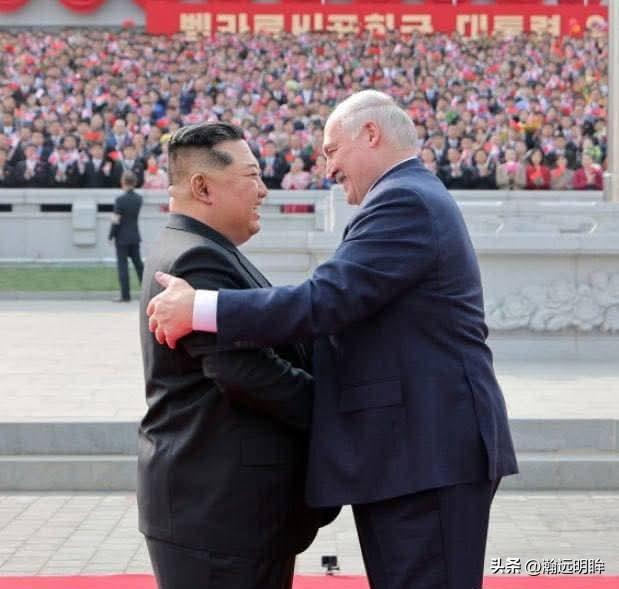 突发新闻：白俄罗斯总统亚历山大·卢卡申科抵达朝鲜平壤进行访问，受到热烈欢迎。金正