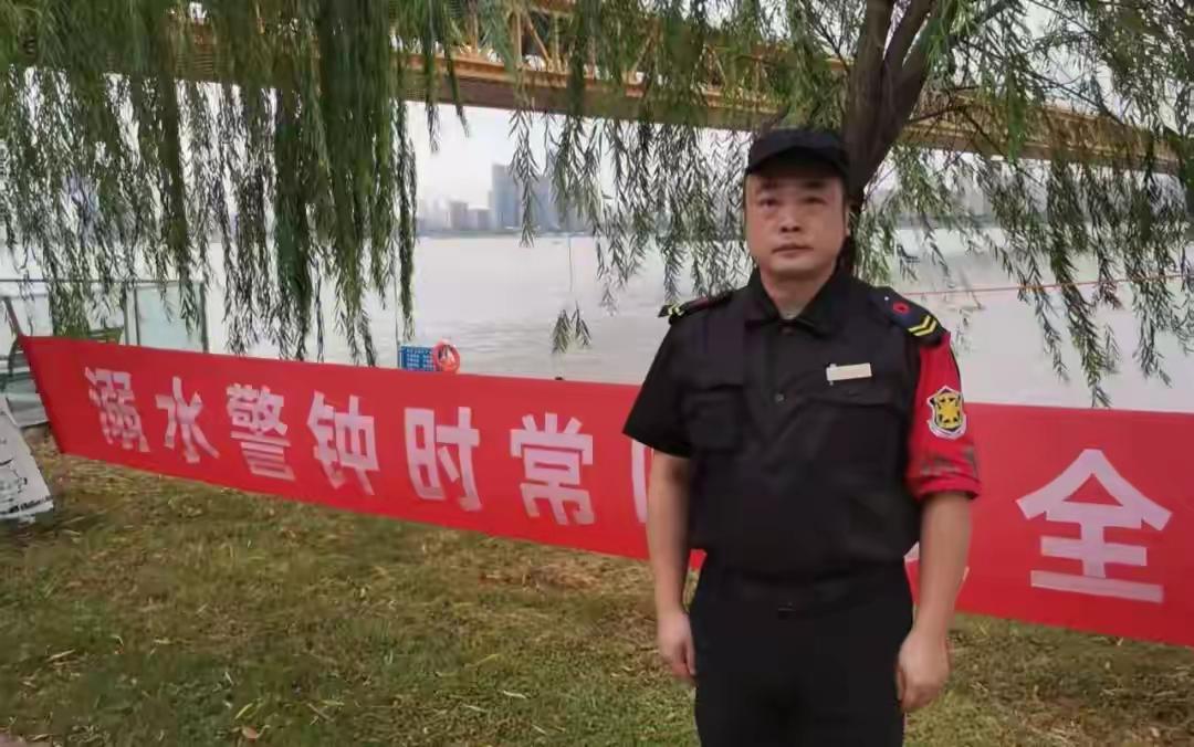 全程仅1分钟！武汉江边生死救援：父亲江中滑倒3次，死死托举女儿，保安狂奔冲刺救命
