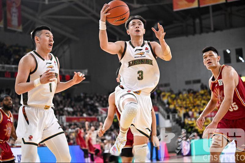 赵继伟 呵呵一场34分的惨败，赵继伟一句“呵呵”，是失望，也是无力。 