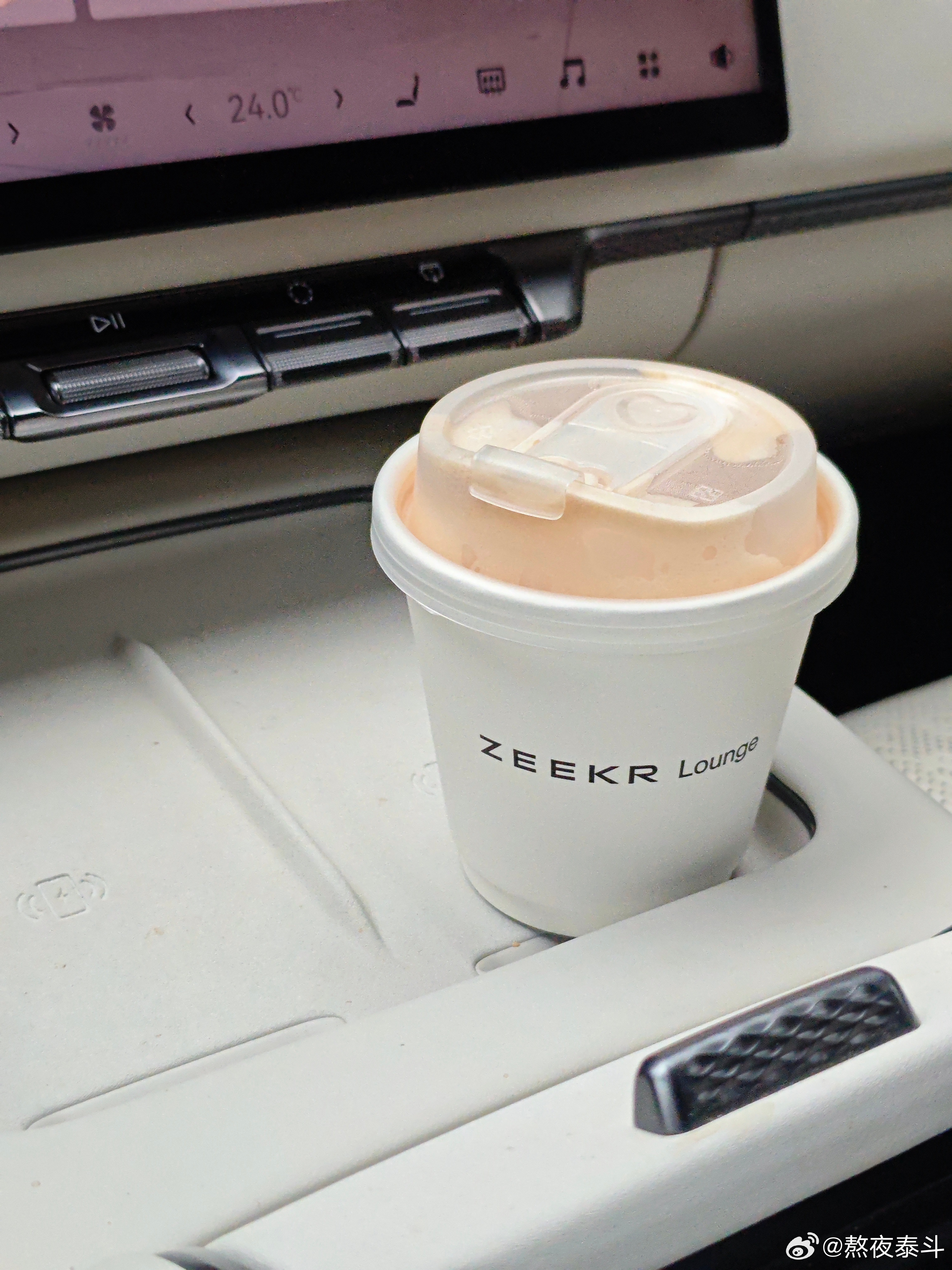 马年的第一杯极氪咖啡，极氪中心的拿铁还是熟悉的味道