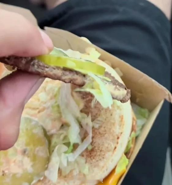 麦当劳汉堡里的酸黄瓜现在比肉饼还厚。 ​​​