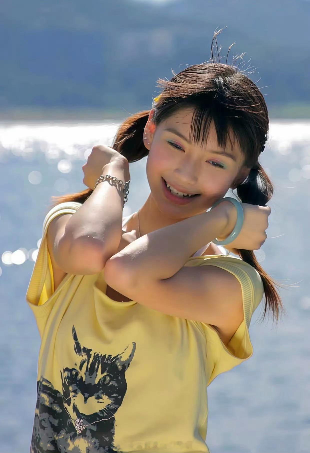Angelababy小时候也太萌了吧！五官轮廓和如今高度契合，妥妥等比例长大，她