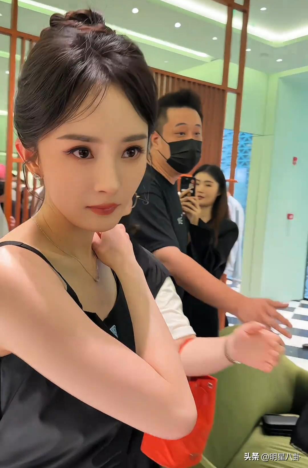 杨幂下班，一定要见一下美女本人，完全能颠覆你的认知[呲牙][呲牙][呲牙]说实话