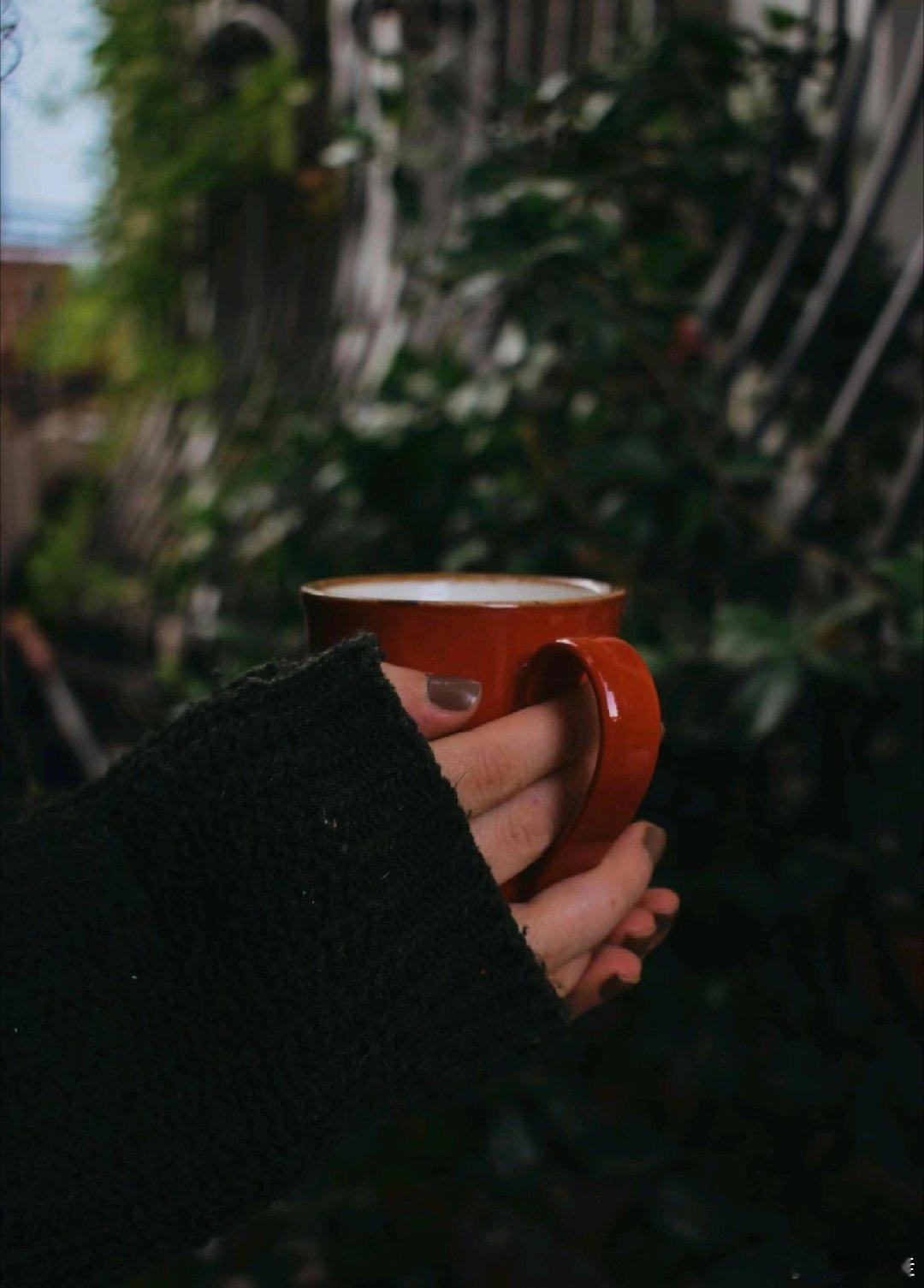 这世上最骗人的童话，就是王子拯救公主。现实里哪有什么救世主，能把你从生活泥潭里拉