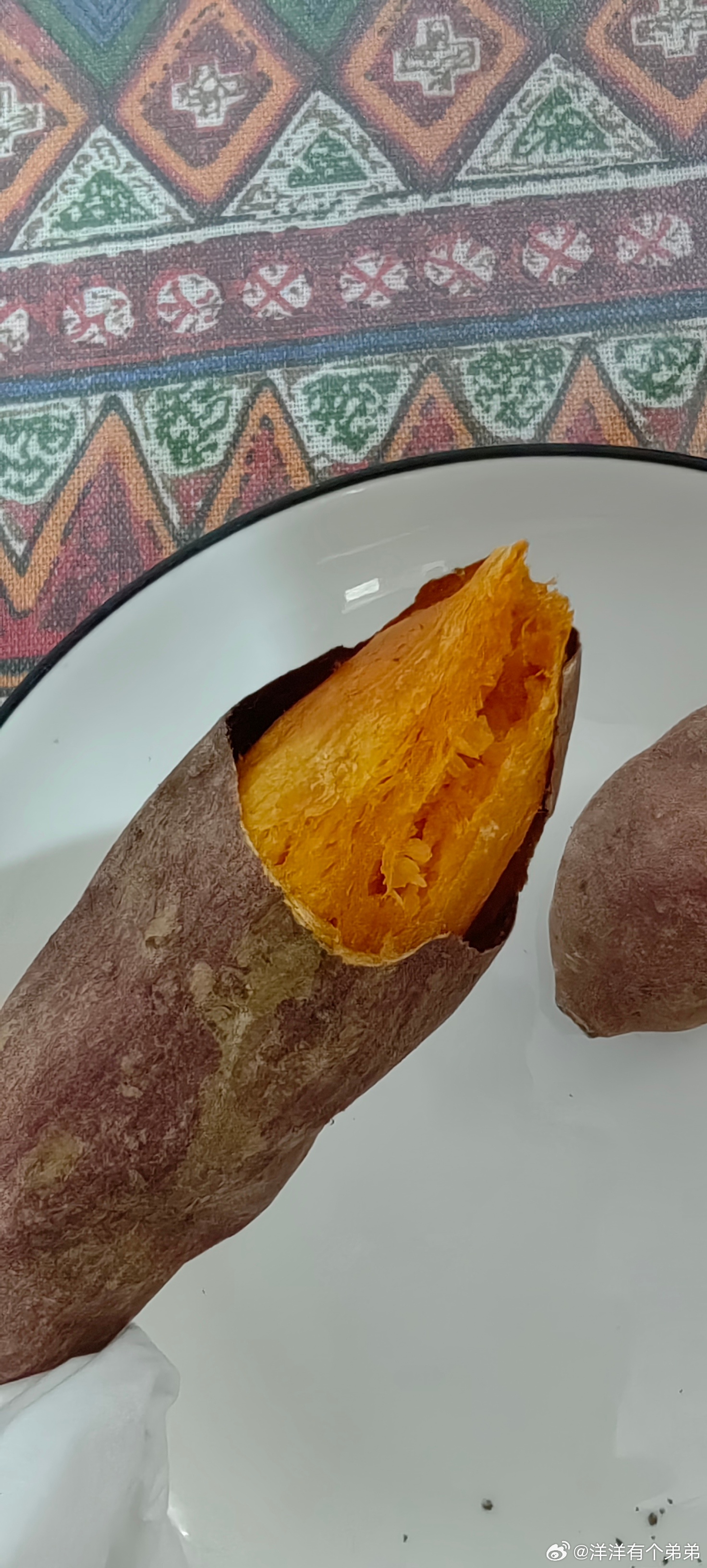 周末的早餐总是慢慢悠悠的已经吃到十一点了小红薯真的好好吃啊又糯又甜🍠🍠🍠 