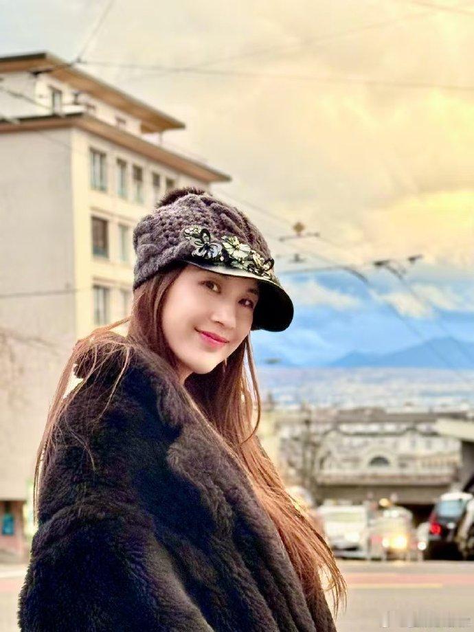 黄圣依黄圣依戏腔黄圣依唱歌时整个人在发光又仙又有实力，戏腔一出来直接惊艳全场。 