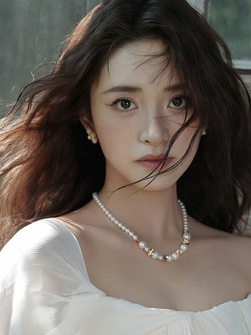 沈月 希腊神女沈月解锁希腊神女造型。浅棕大波浪长发搭配飘逸白裙，氛围感扑面而来。