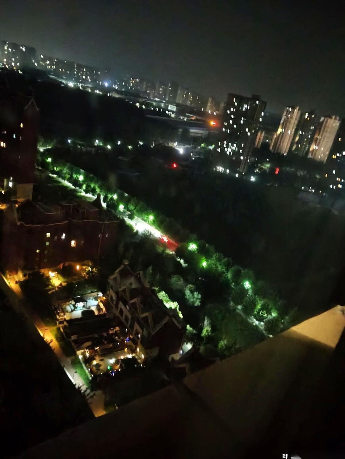 真的，别手贱，把那个陪了你几年的账号给删了。
卸载APP很容易，一秒钟的事儿。但