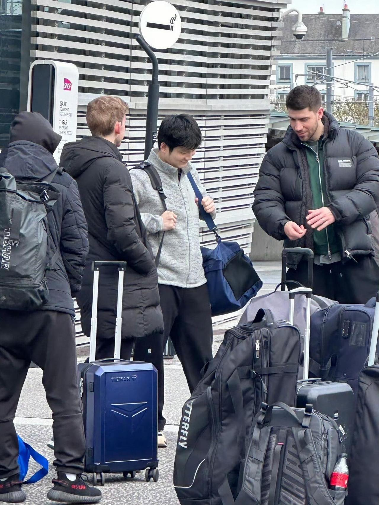 东哥和队长队友们一起等车，简直就是乖乖小猫，这才是我们心中正常的氛围！
现在都不