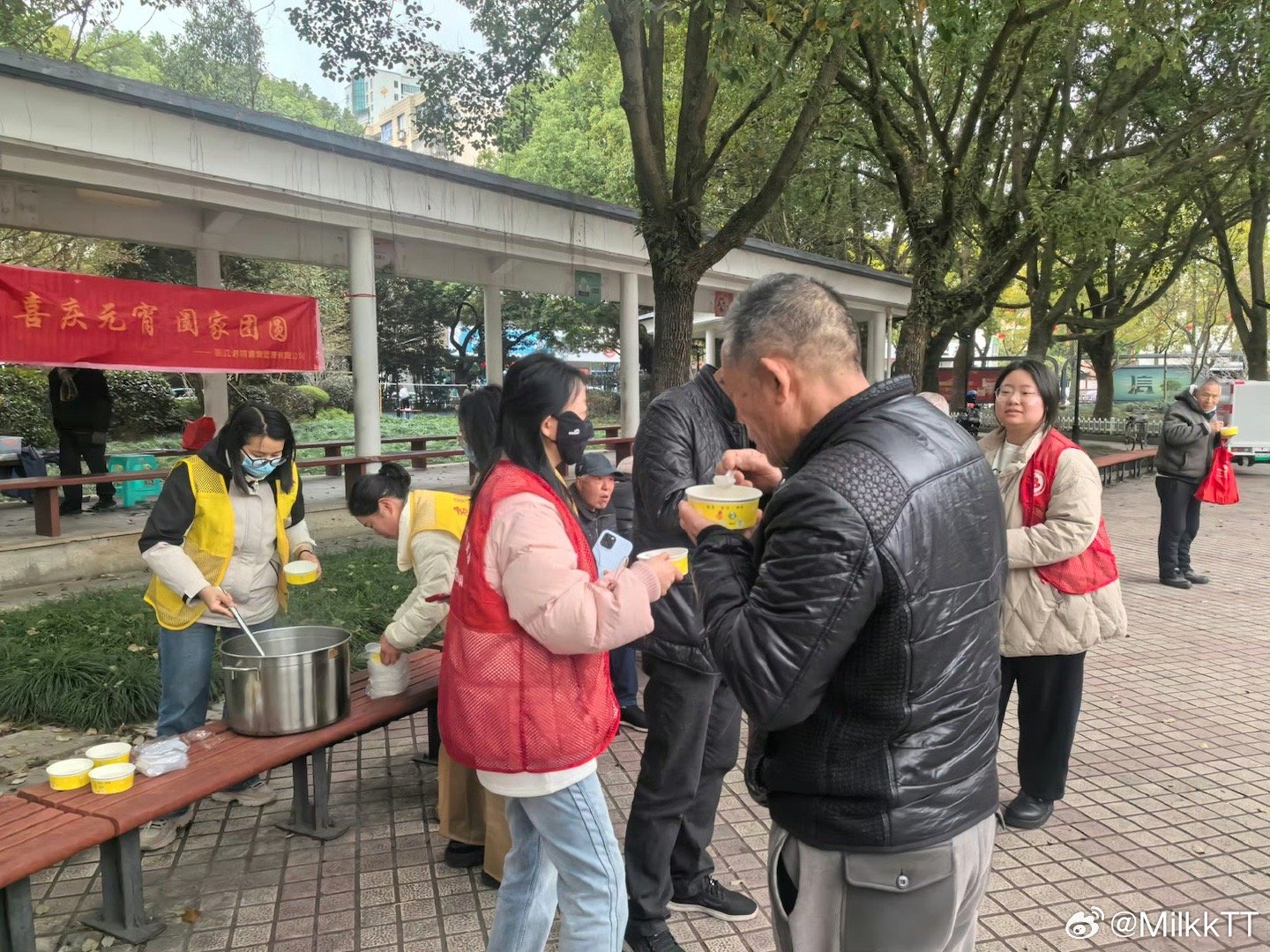 在台州一起过氛围感拉满的元宵节椒江区白云社区中山广场里，元宵氛围直接拉满！一碗碗