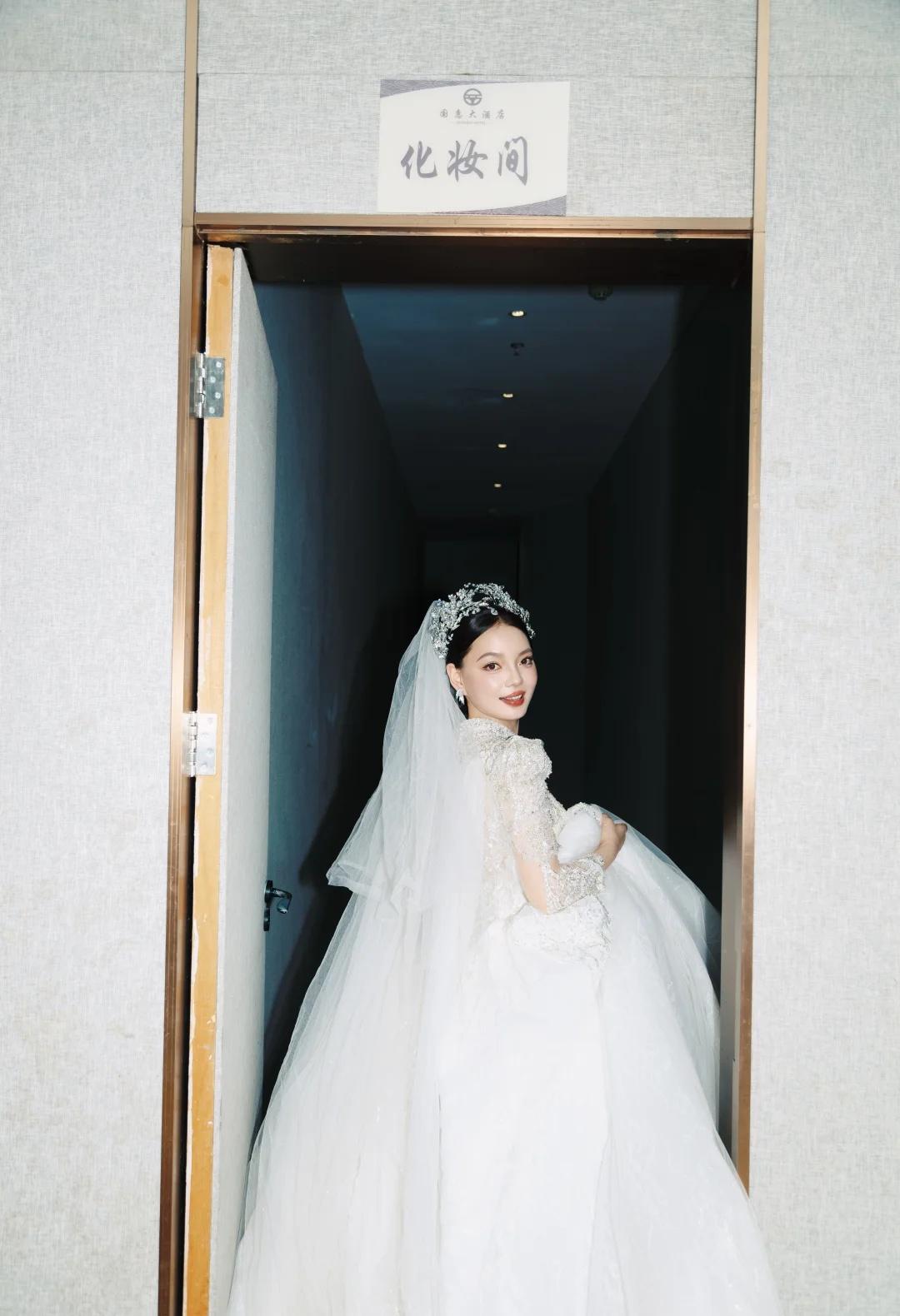 ✨从化妆间走出来的那刻，是公主本人吧｜主纱
今天的新娘宝子选了带闪的主纱，搭配满