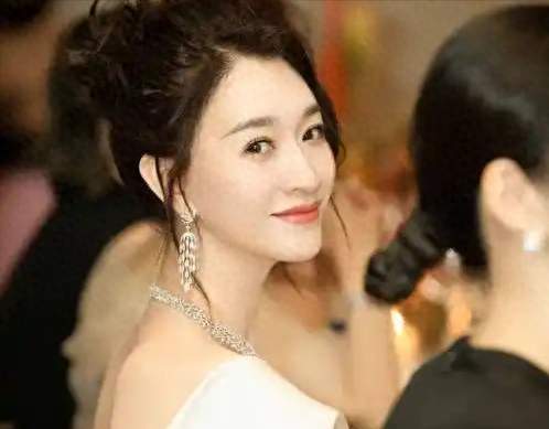 李小冉官宣离婚仅3天，私生活被扒，原来郭京飞当初没说错