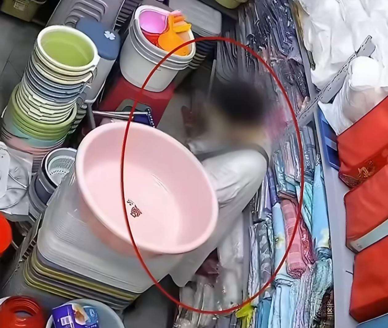 2026年9月27日，武汉市武昌区一超市店主尹女士现场发现71岁的余婆婆将一瓶价