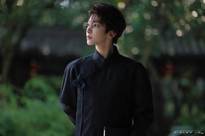 # 刘宇书生气 ## 刘宇长衫书生气# 刘宇的新中式装扮堪称一绝，温柔公子气质展