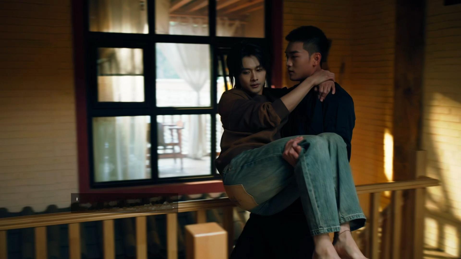 gagaoolala发的春山境预告版本有点不一样。。这段，年下攻强制把受抱进房间