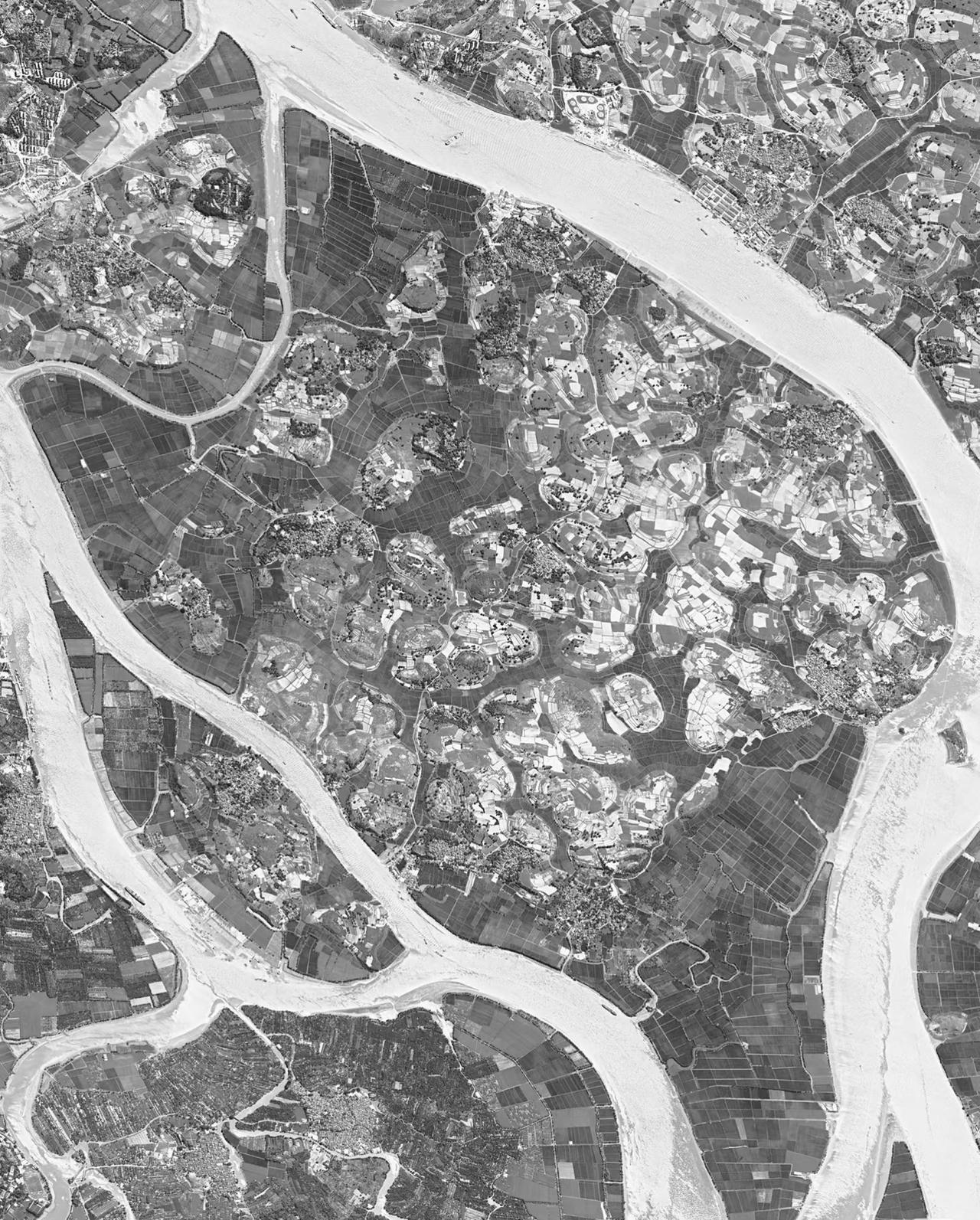 1976 年的“广州大学城”，指番禺小谷围岛。
广州大学城总体规划建设于2003
