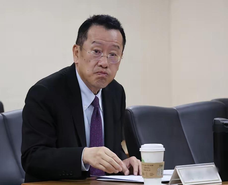 3月下旬，台防务部门负责人顾立雄在赴会前就外界关心的美国军售议题接受采访。

最