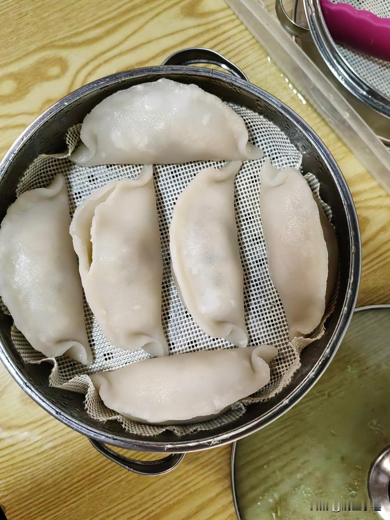 想问一下南方人喜欢吃饺子吗?
南方人肯定没有北方人那么爱吃饺子。
我经常看到北方