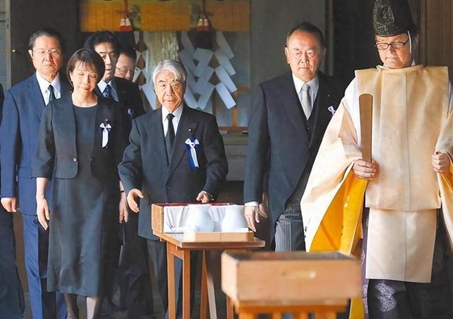 日本右翼势力虽然一直鼓动日本首相高市早苗12月26日参拜靖国神社，由于美国的劝阻