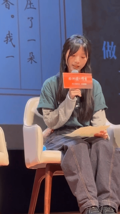 南枝写给淑柔的最后一封信一纸家书道尽绵长情谊，演员李思潼现场用心演绎信件内容，两