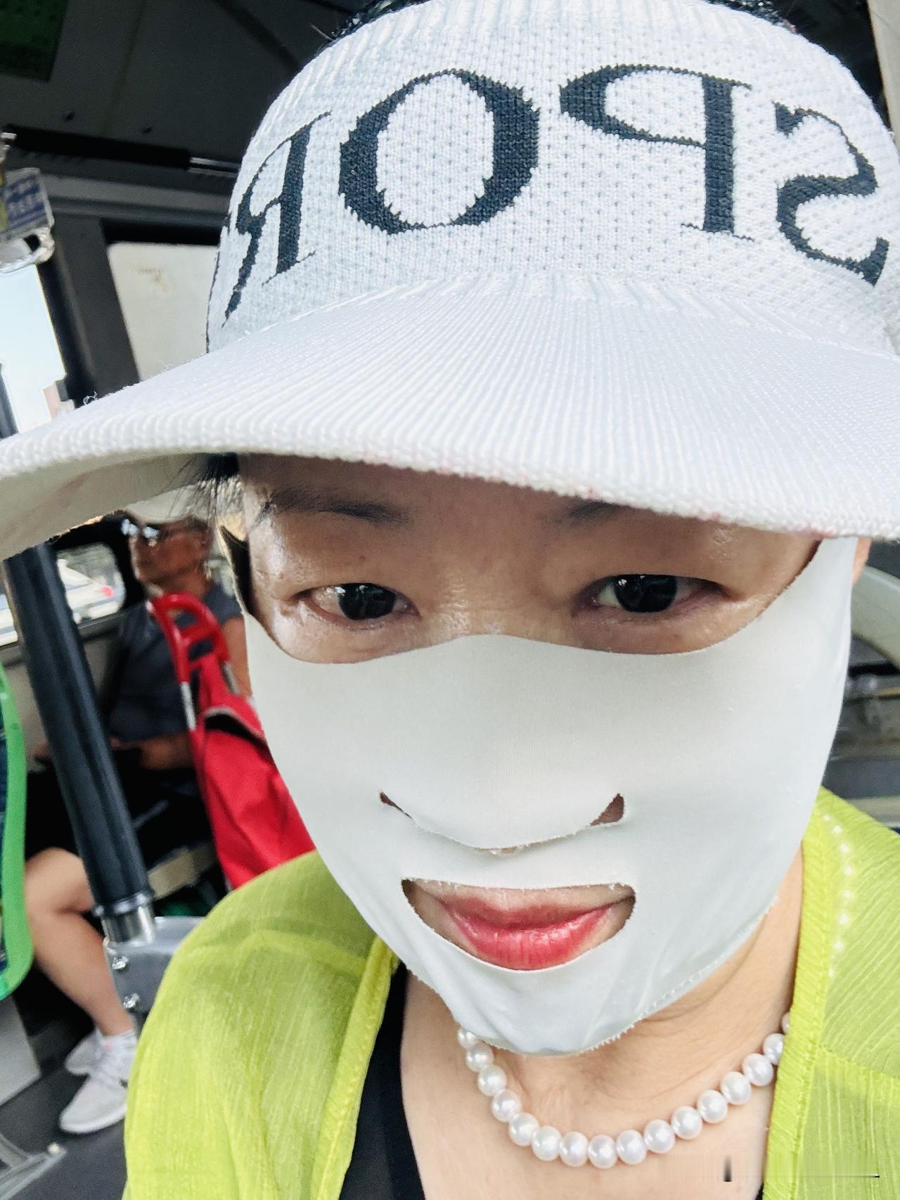 坐上公交车，去大连大剧院看演出。
今天的演出是《芭蕾诗篇》。
我在家里出发，女儿