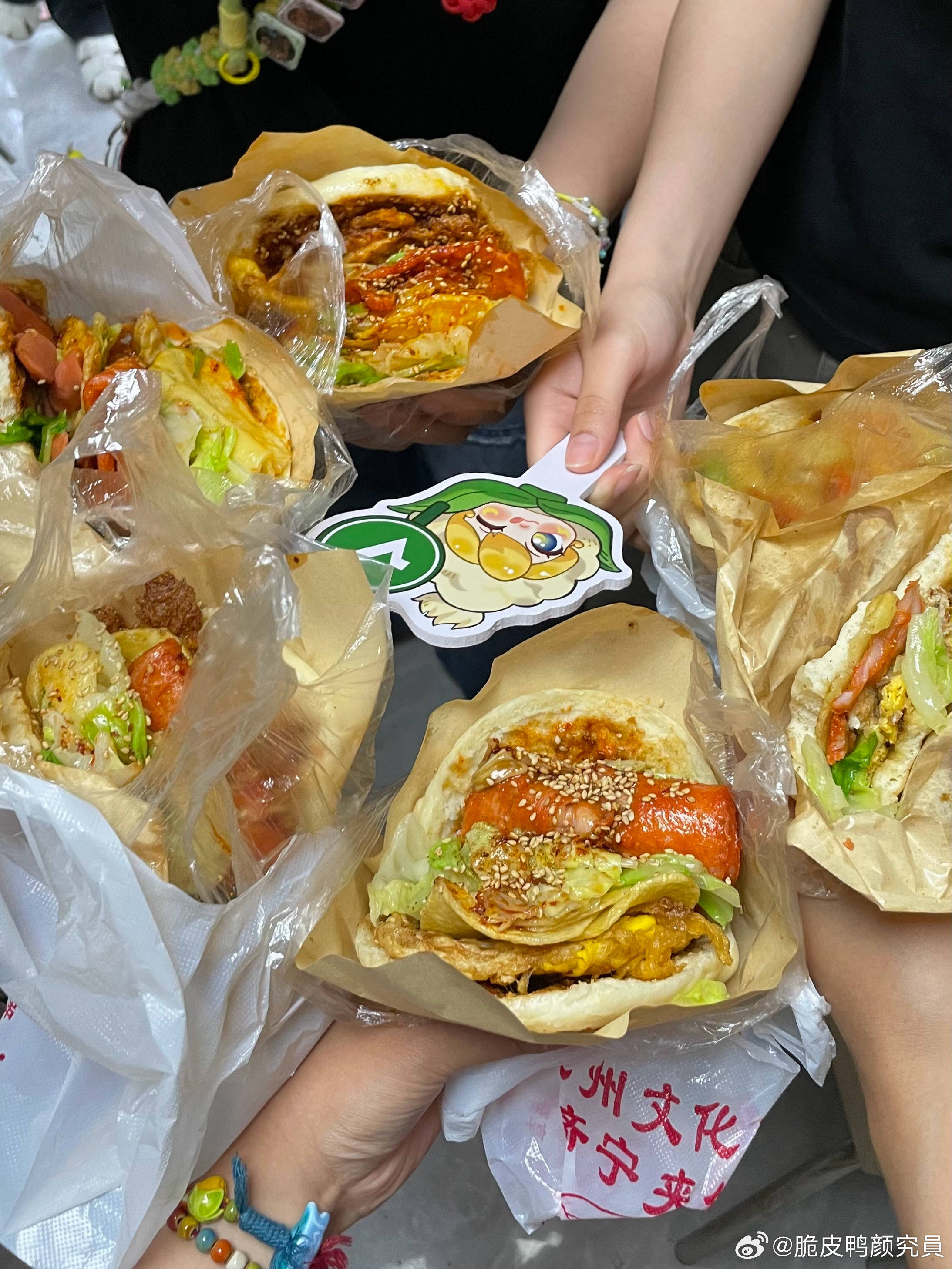 我现在真流口水了我滴妈呀这济宁夹饼谁吃过 我看着爆炸好吃啊。。。。谁能懂我。。。