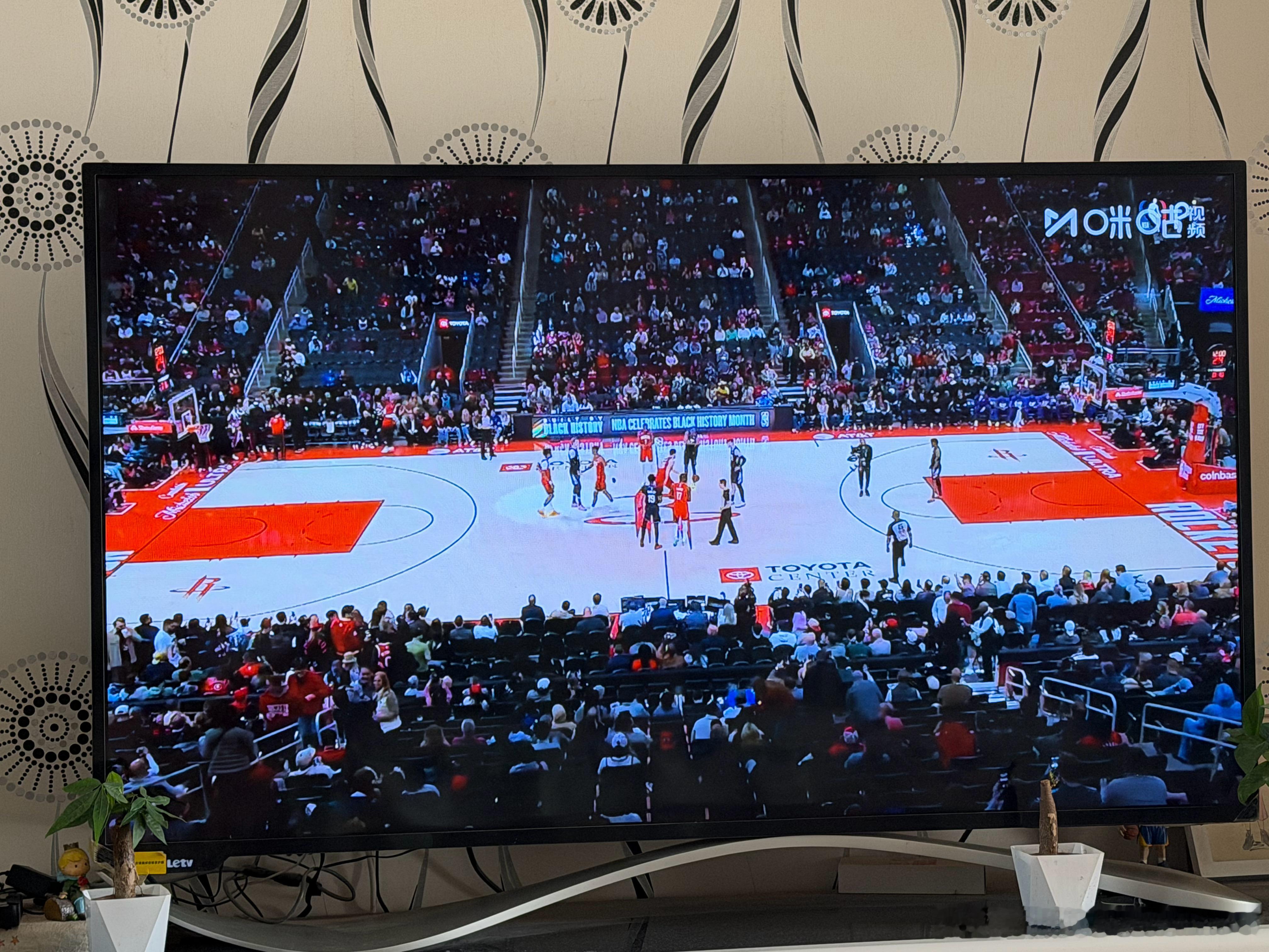 那啥，抢票只抢到了个明天回京的，下场打国王咱演播室见，今儿踏踏实实跟伙计们一起看