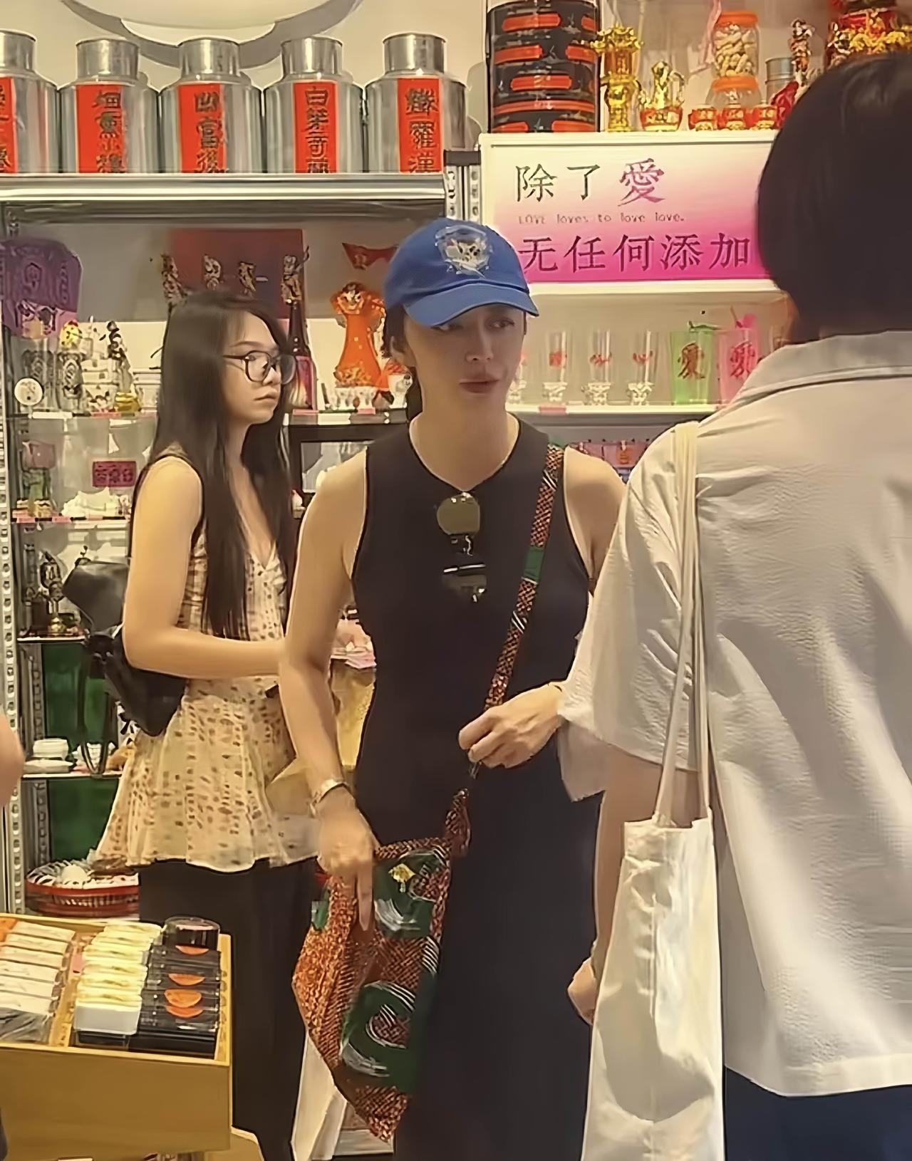 近日，姚晨回老家泉州，现身一家商店被偶遇的画面。

姚晨戴着棒球帽，身穿背心连衣