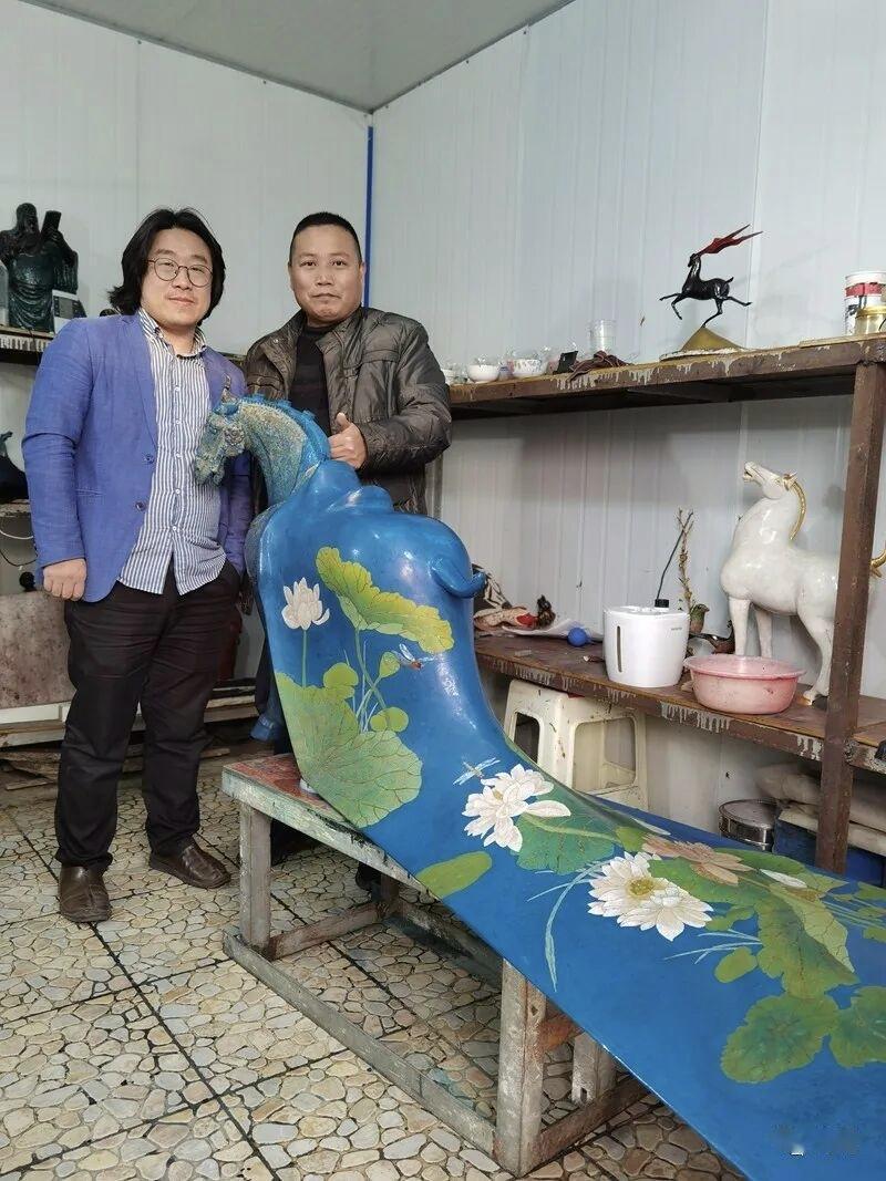 今天在长沙大汉华美达酒店，见满室器物，件件雅致。北京来的朋友驻足细看，叹其精巧，