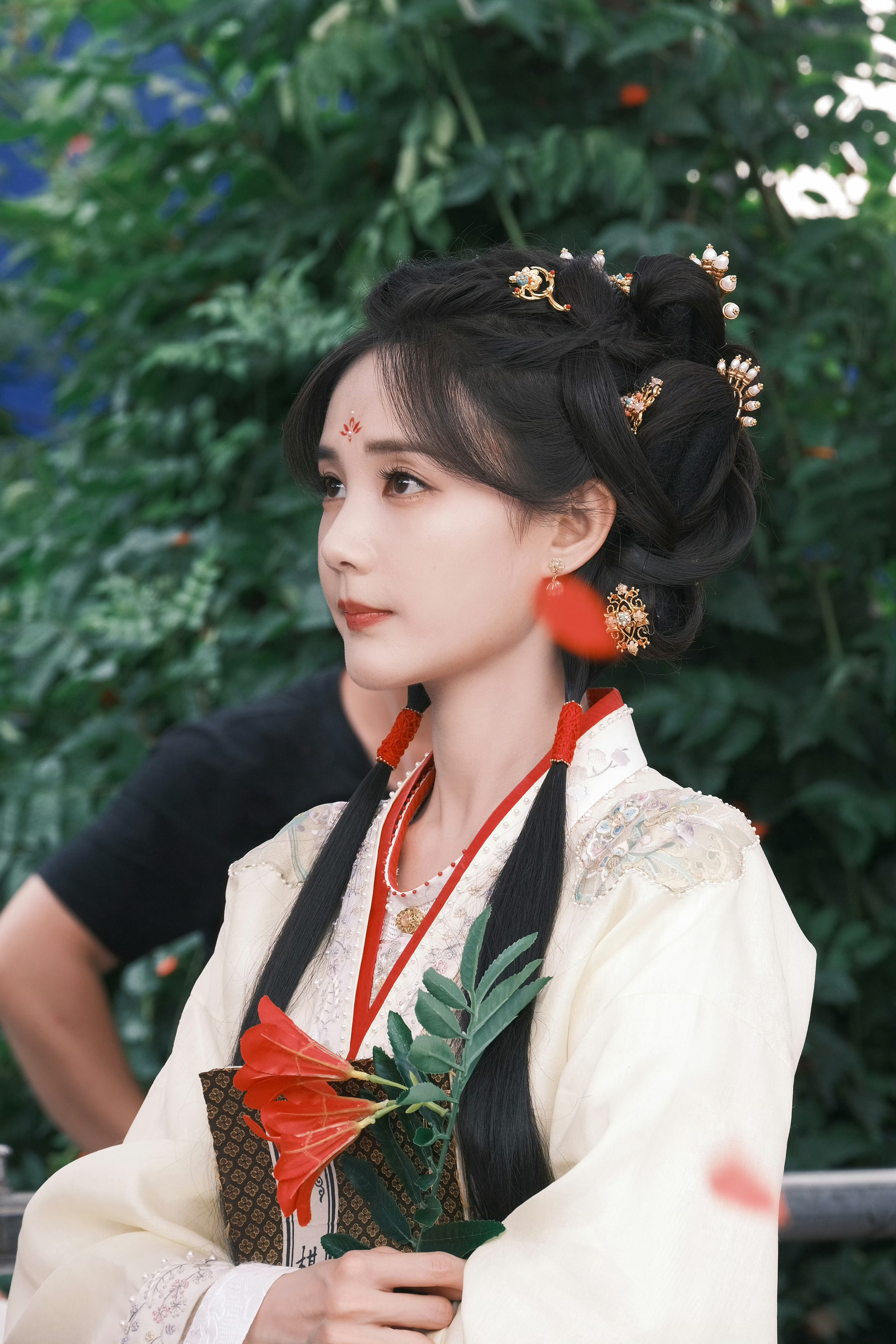 李一桐 李一桐范云 你在我面前永远都闪闪发光，就像整个宇宙的星光都洒在你身上。 
