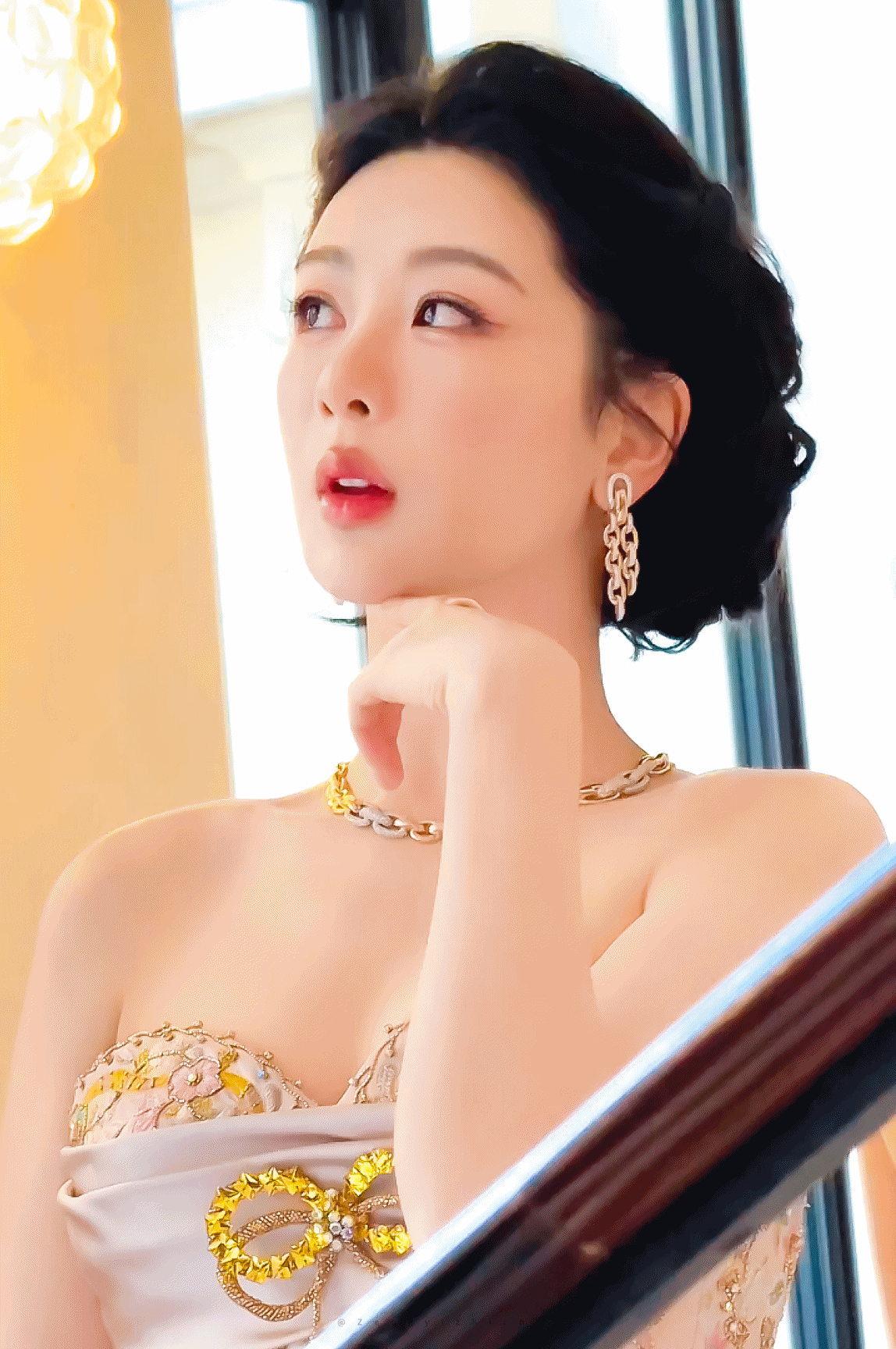 杨紫杨紫日里想着你，夜里念着你，梦里绕着你，眼里望着你，手里握着你，心里爱着你！
