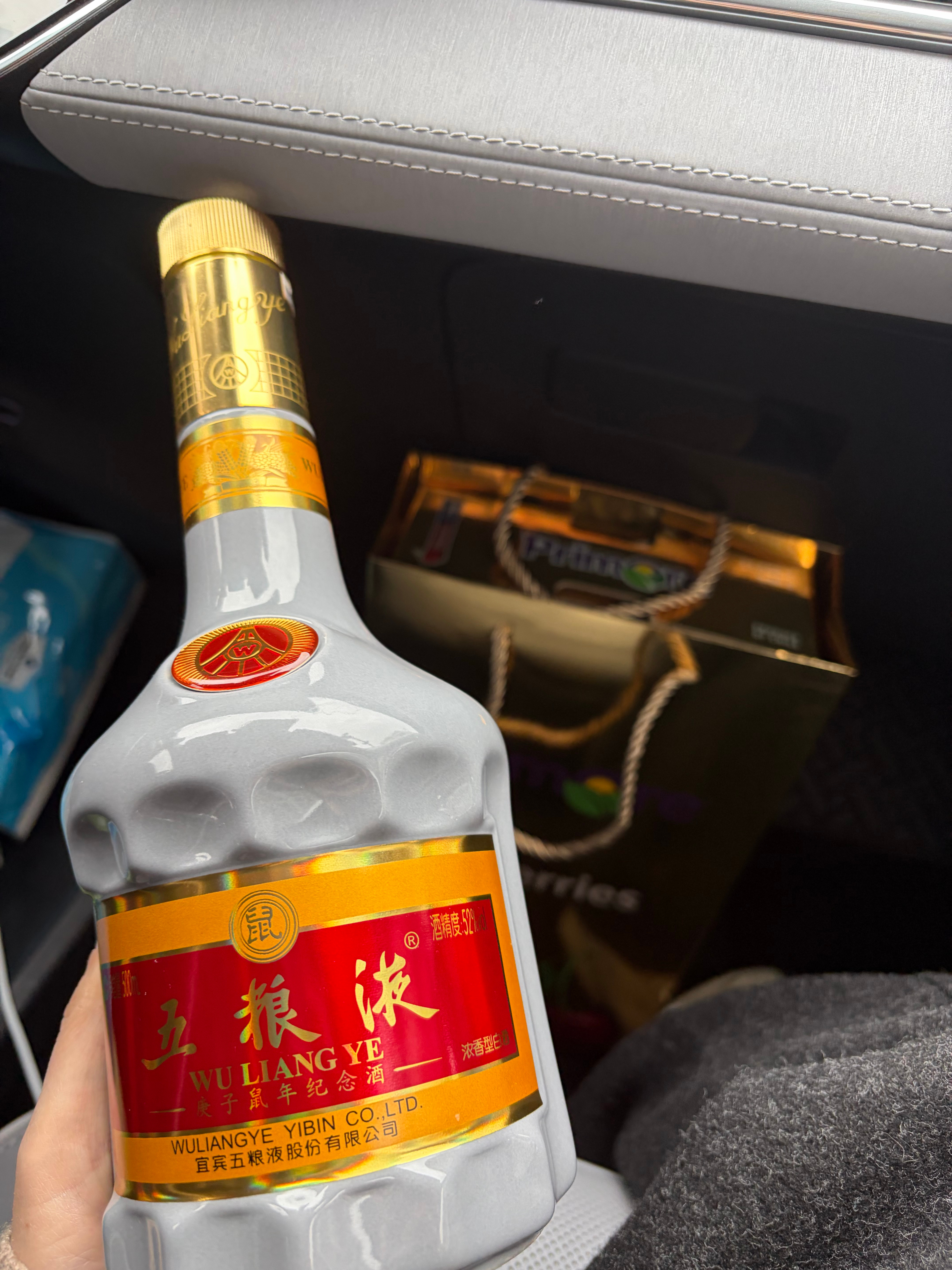 新年第一天，小虫说新年新气象，带上酒，跟朋友喝一杯。🍷🍒 