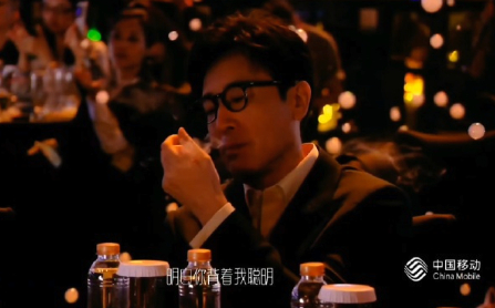 于和伟 握烟于老师这是在拍新戏吗？每个眼神都是戏啊！全场唯一真正的主C！ 