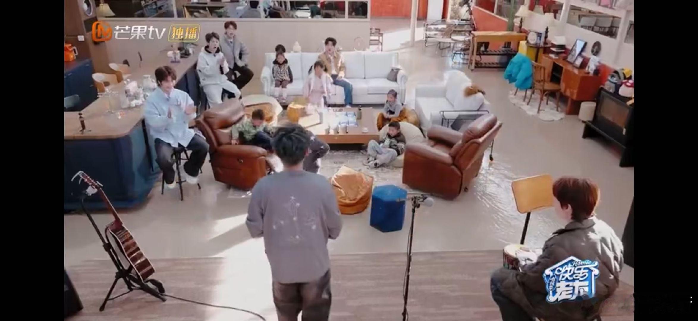 苏醒谁给苏醒在魔术界报班上了快乐老友记别错过！苏醒的魔术秀高能来袭，大变活人登场