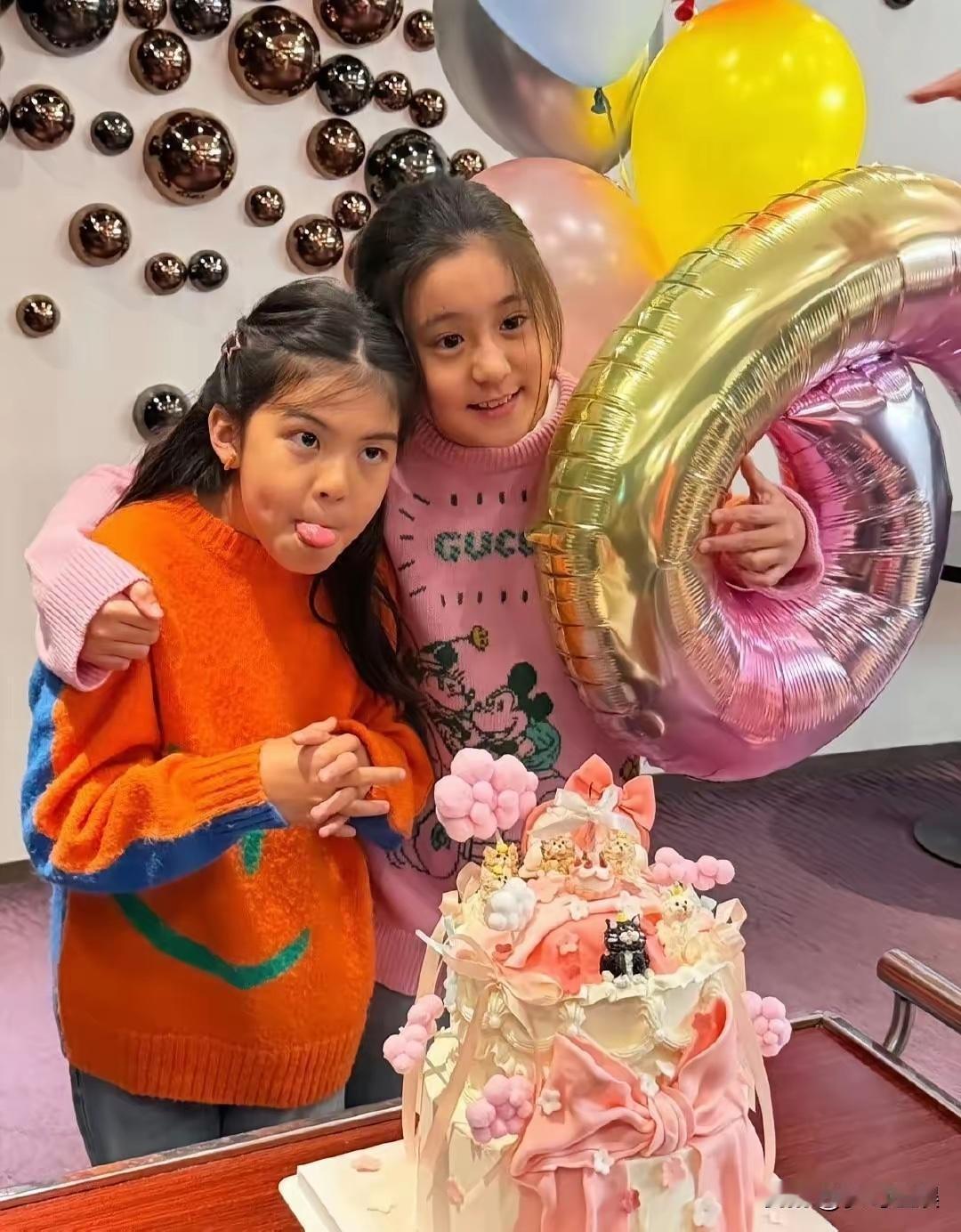 贾静雯为小女儿波妞庆9岁生日，二女儿也一同出镜，姐妹同框温馨有爱。两个孩子虽非惊