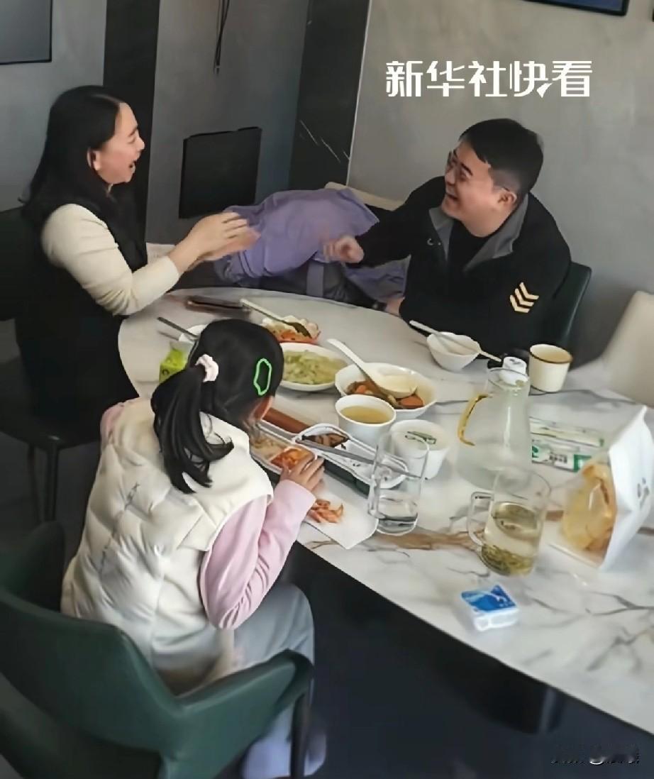 饭桌前，女儿的回答让女主人心情落寞，表情刚开始沮丧，男主人马上开口，气氛瞬间变了