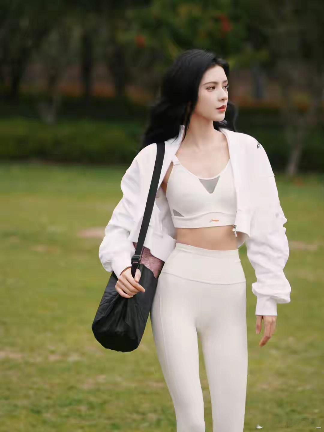 张予曦瑜伽服，建模脸加完美身材！ ​​​