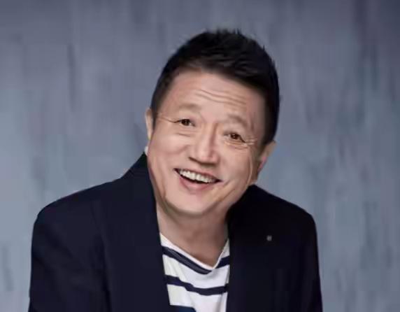 秦焰一生不婚无子，
但他的一生过得很充实，
他几乎把所有的时间都用在话剧和演艺生