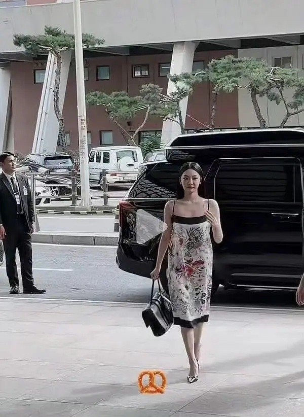宁艺卓粉丝的眼睛是粉随正主了吗，来帮你们回忆一下宁艺卓的gucci[黑线] ​​
