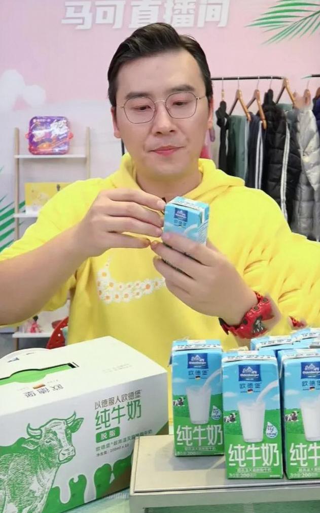9月24日，马三三乳业董事长马良就此前热议的牛奶倒出清水一事致歉。他表示，牛奶倒