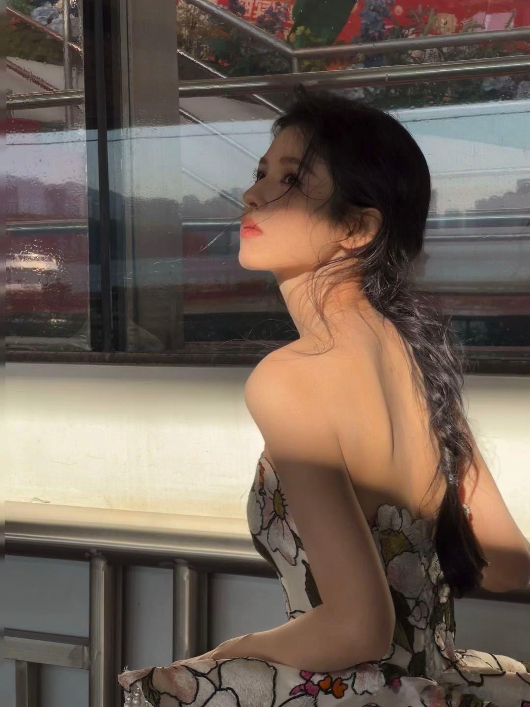 适配度绝了！裸色长裙搭大海轮渡，氛围感拉顶，人群中一眼惊艳～ 