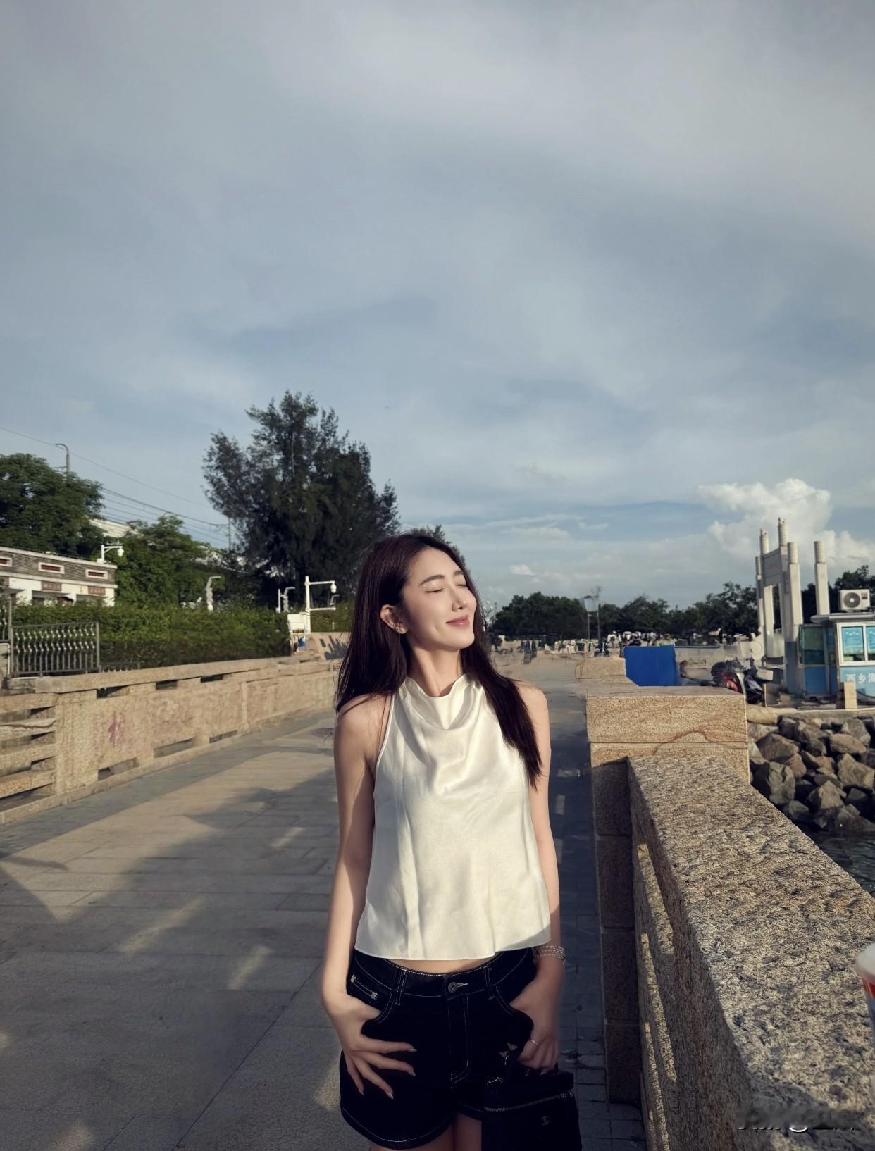 什么样的女生让人过目难忘?不需要别人的认可，不会因他人评价乱了阵脚，自我稳定。