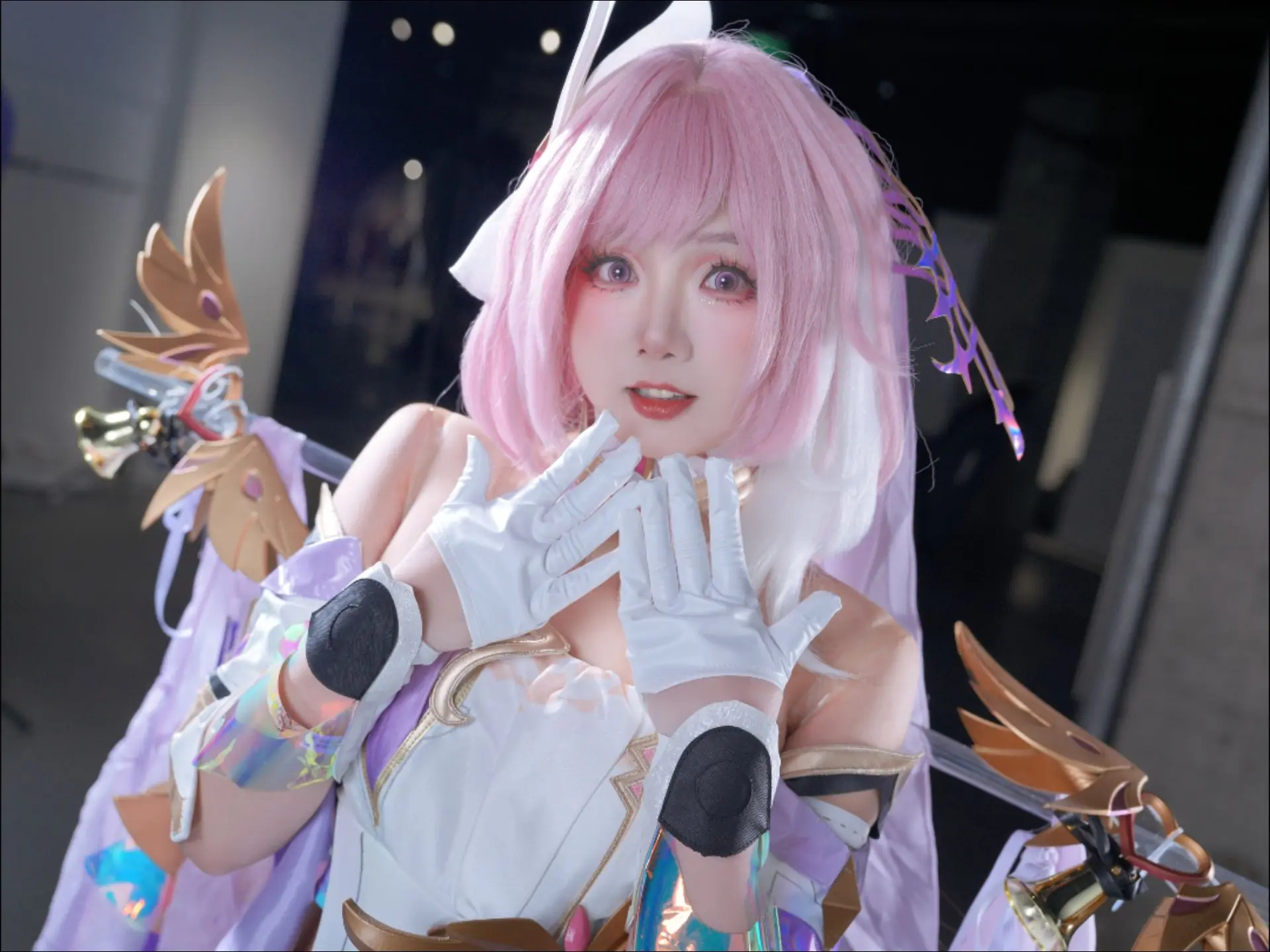 不知道发什么了，发个可爱的粉色头发女孩！摄影是