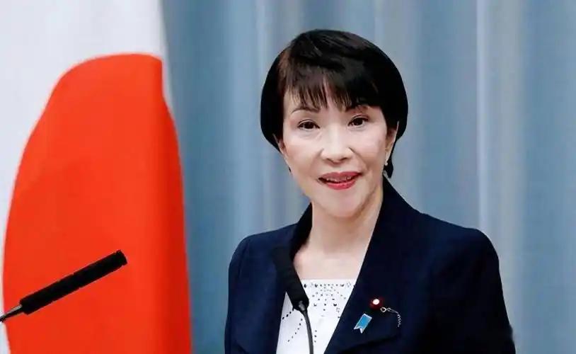 日本首相高市早苗，赶在峰会压哨前跑到英国，还带去了240亿美元的大礼包，想拉着英