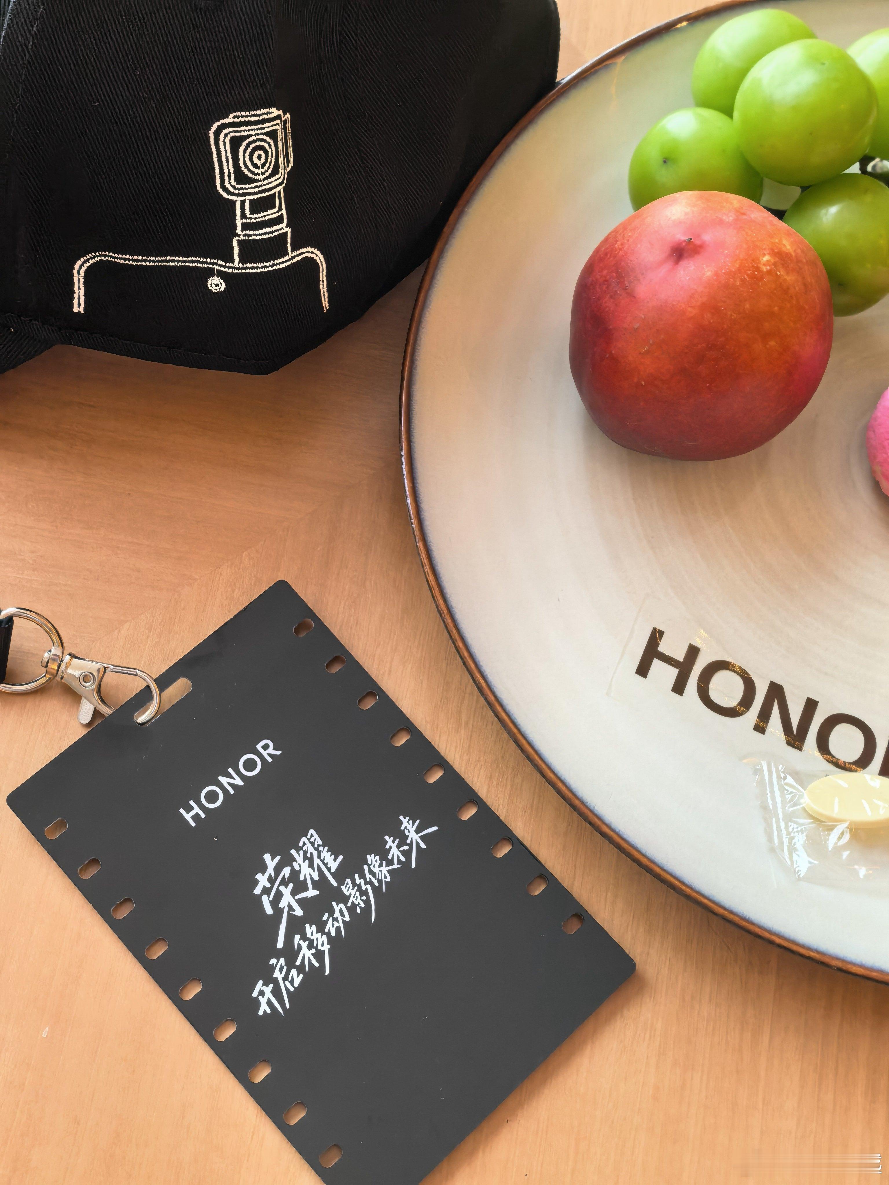 影视寒冬哥哥们伙食倒是迎春了今天在横店和荣耀一起做导演，那我这是不是属于勇闯影视