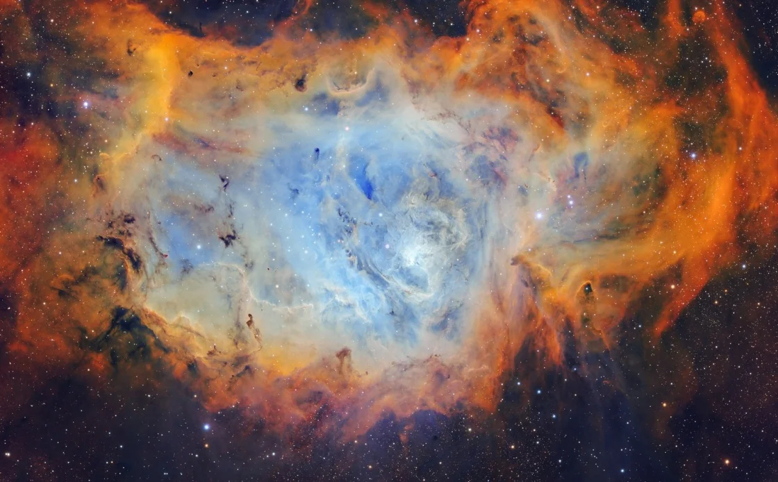 电影挽救计划 片尾字幕背景中的深空图景，都是来自罗德·普拉泽斯的天文摄影作品，基