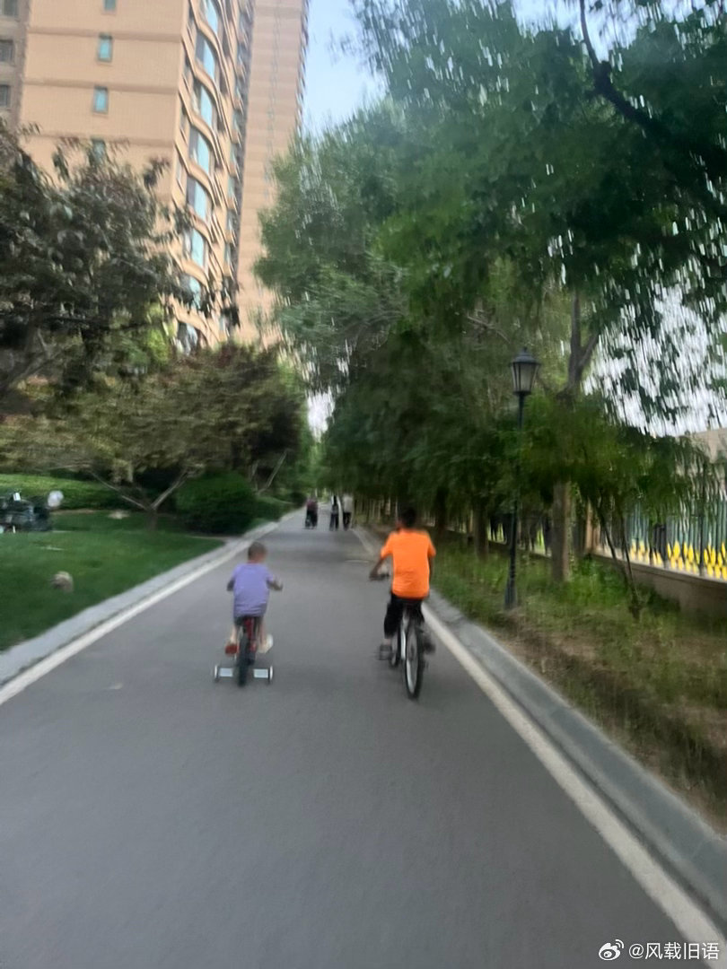 学会慢下来看看路边的花吹吹傍晚的风别总为了赶路忽略了沿途的风景生活的美好往往藏在