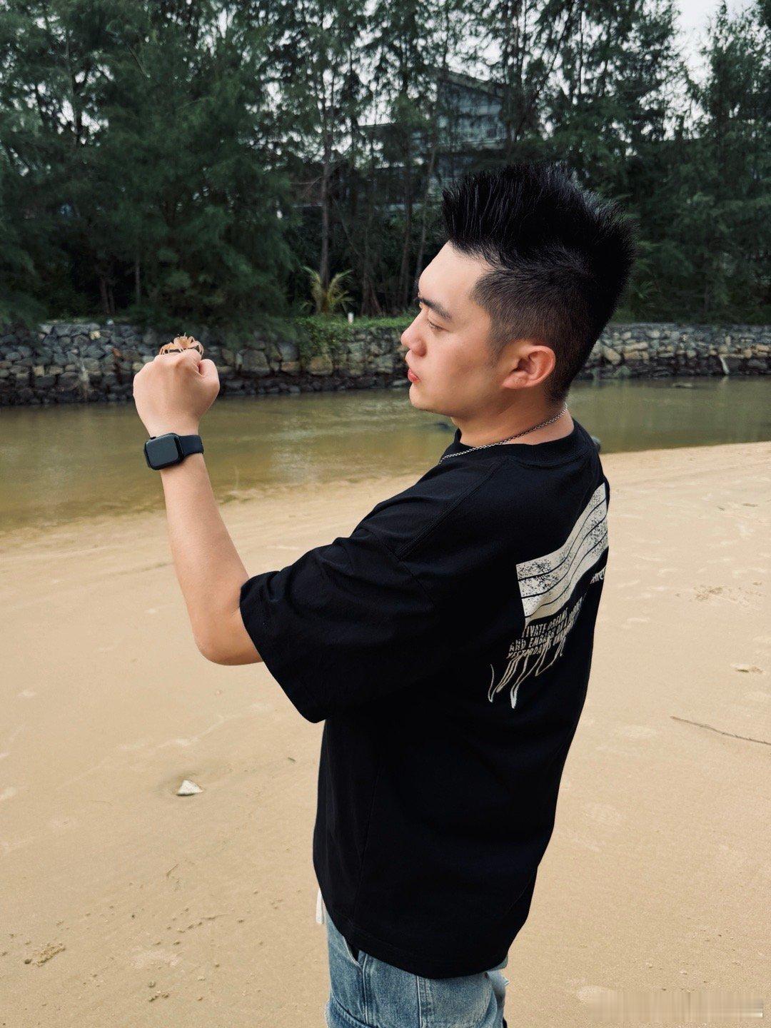 抓到了一只独臂蟹老板 居然摆上造型了……  ​​​