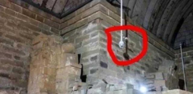 2018年，山东济宁两个盗墓贼合伙挖“九女崮堆”，期间1个盗墓贼尿急，跑到旁边方