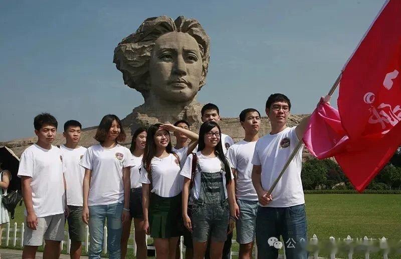 【毛主席如何成为我生命中的“榜样”？！】        每个人的成长都像一条蜿蜒